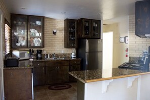 Private kitchen - Perfect Location! Blocks to Lake, Heavenly and Stateline (South Lake Tahoe)