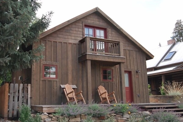 Margeauxs Cottage...Great Location