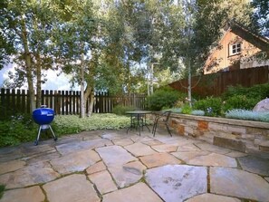 Outdoor dining - Margeaux`s Cottage (Crested Butte)