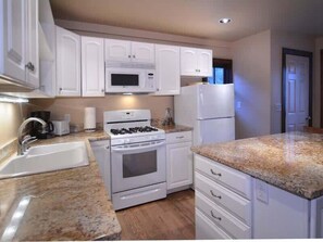 Fridge, microwave, oven, stovetop - Margeaux`s Cottage (Crested Butte)