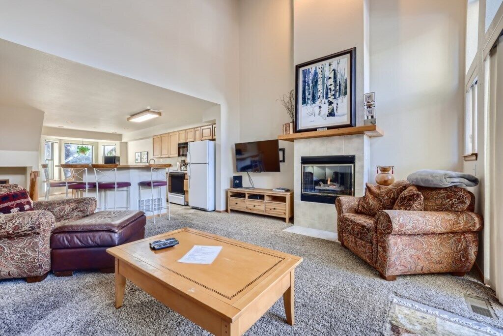 Spacious T-home, 2 blk to Historic Main St, Prvt 6p Hot Tub