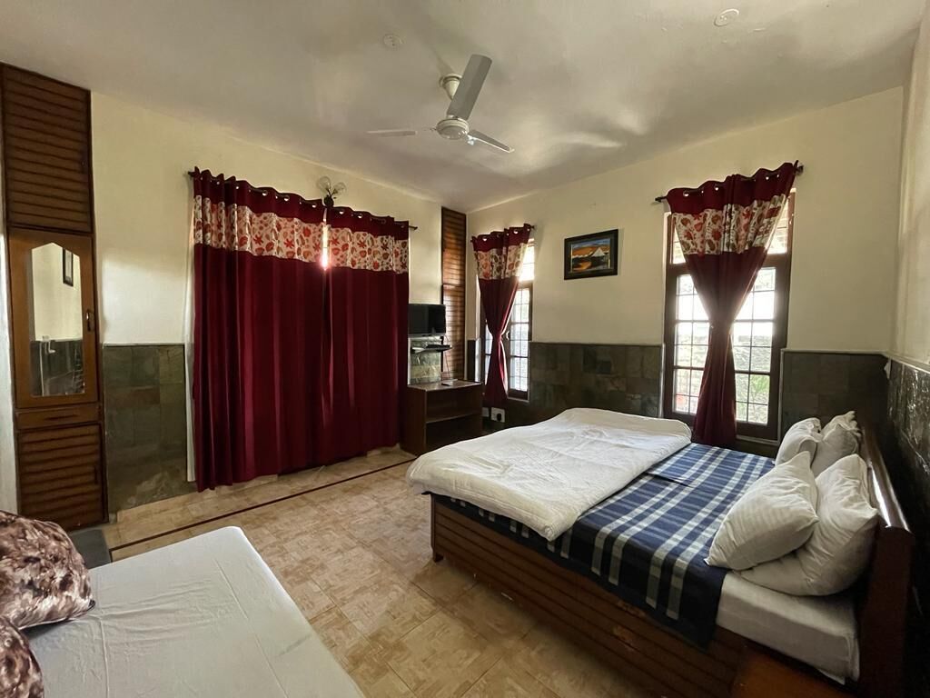 The Sojourn - Gulmohar 3 bedroom villa for 10 pax ~ Mountain Views ~ Gardens