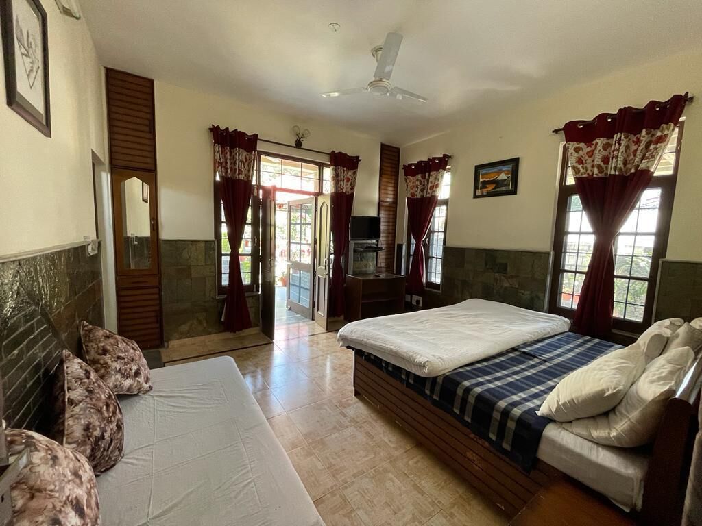 The Sojourn - Gulmohar 3 bedroom villa for 10 pax ~ Mountain Views ~ Gardens