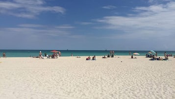 En la playa, camastros y toallas de playa