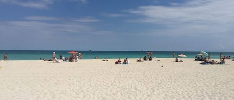 På stranden, solstolar och strandhanddukar
