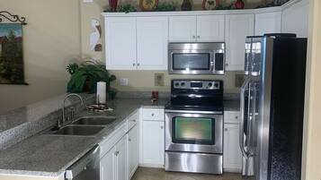 Geladeira, micro-ondas, fogão, cooktop