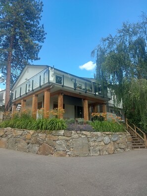 Exterior - Cozy house in the shade of pines with Lake and Mountain view (Kelowna)
