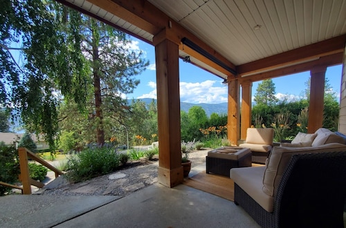 Cozy house in the shade of pines with Lake and Mountain view