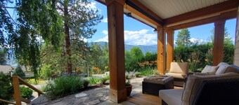 Cozy house in the shade of pines with Lake and Mountain view