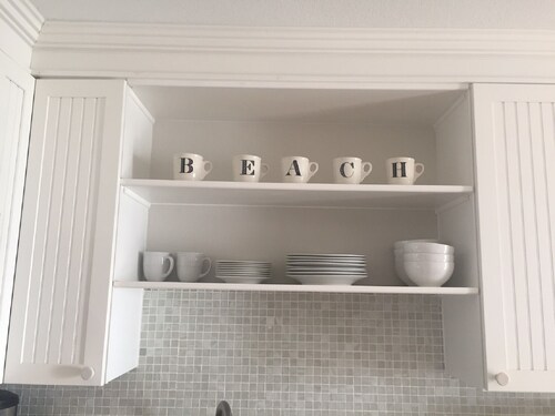 "Island Getaway" Top Floor 1BR condo ON THE BEACH!