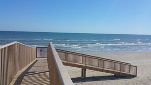 En la playa, camastros y toallas de playa 