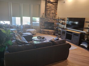 Smart TV, lareira, DVD player, livros