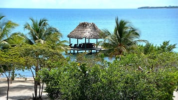 Plage, chaises longues, serviettes de plage