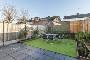 Outdoor dining - Spacious house directly opposite the park (London)
