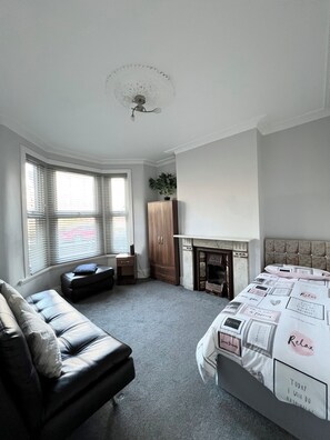 5 bedrooms, iron/ironing board, free WiFi, bed sheets - Spacious house directly opposite the park (London)