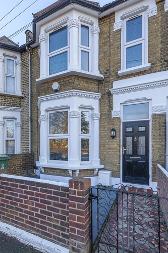 Spacious house directly opposite the park