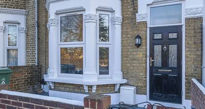 Spacious house directly opposite the park