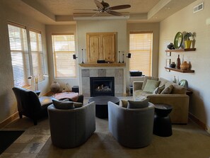 Smart TV, lareira, DVD player, biblioteca musical