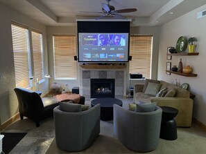 Smart TV, fireplace, DVD player, music library - Luxury Townhouse with HD 4k Projector Home Theater (Park City)