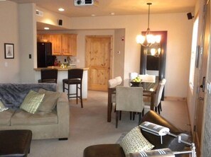 Smart TV, lareira, DVD player, biblioteca musical