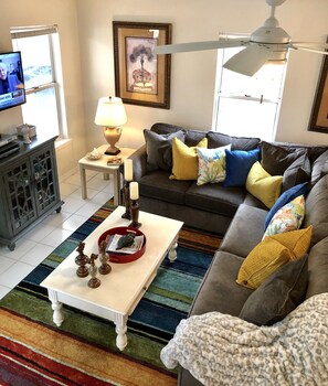 Smart TV, DVD player, books - Palm Cottage at Beautiful Blue Mountain Beach (Santa Rosa Beach)
