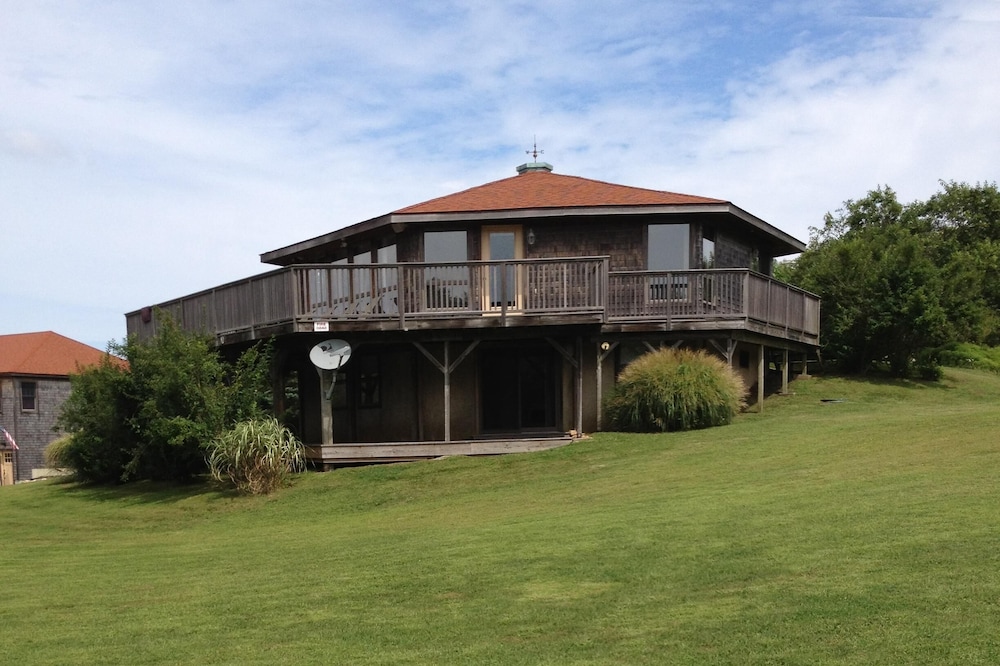 Spacious 5 bedroom House on the Beautiful West Side of Island.