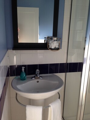 Shower, hair dryer, towels, toilet paper - Carolina Moonshine @ BHI !!Sparkle & Shine On @ BHI Marina (Bald Head Island)