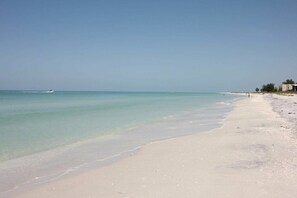 Plage, chaises longues, serviettes de plage