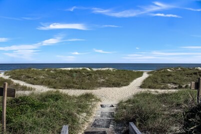 Beautiful First Floor Condo- Amelia Surf and Racquet -Oceanfront