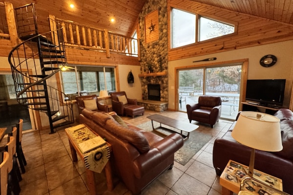 Large open living/dining great room.