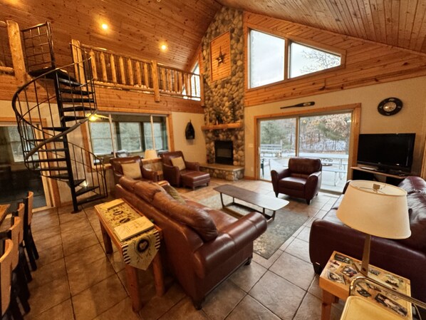 Smart TV, chimenea, reproductor de DVD y libros