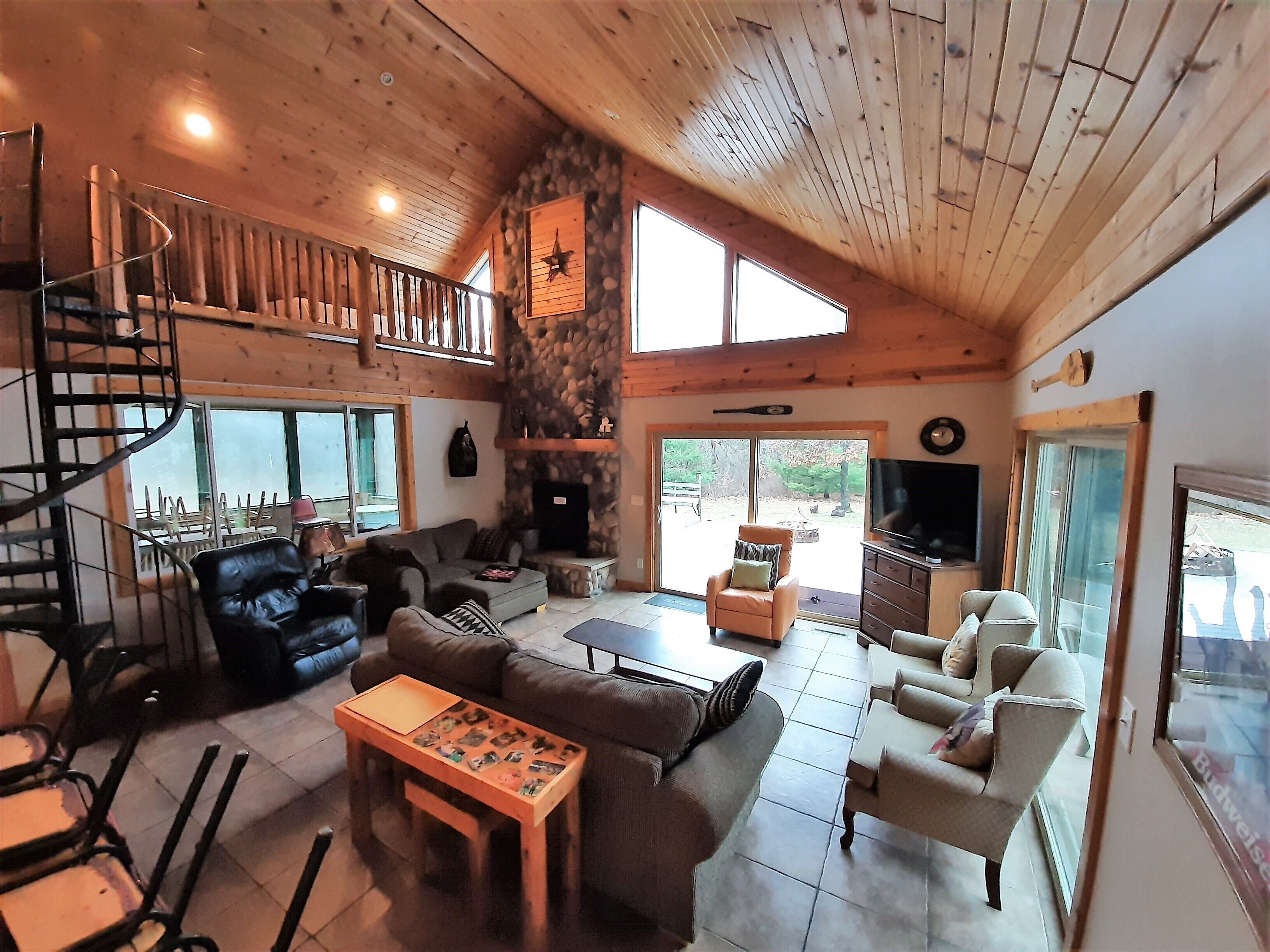 Great Location & WIFI Castle Rock/Dells/Golf, 10 Acres, 5 BR, 2 Bath, Sleeps 20+