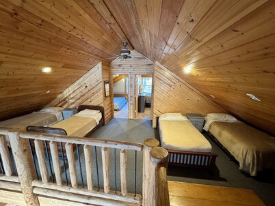 ¡Ubicación! Castle Rock / WI Dells / Northern Bay, 10 acres, 5 dormitorios, 2 baños, capacidad para 20+