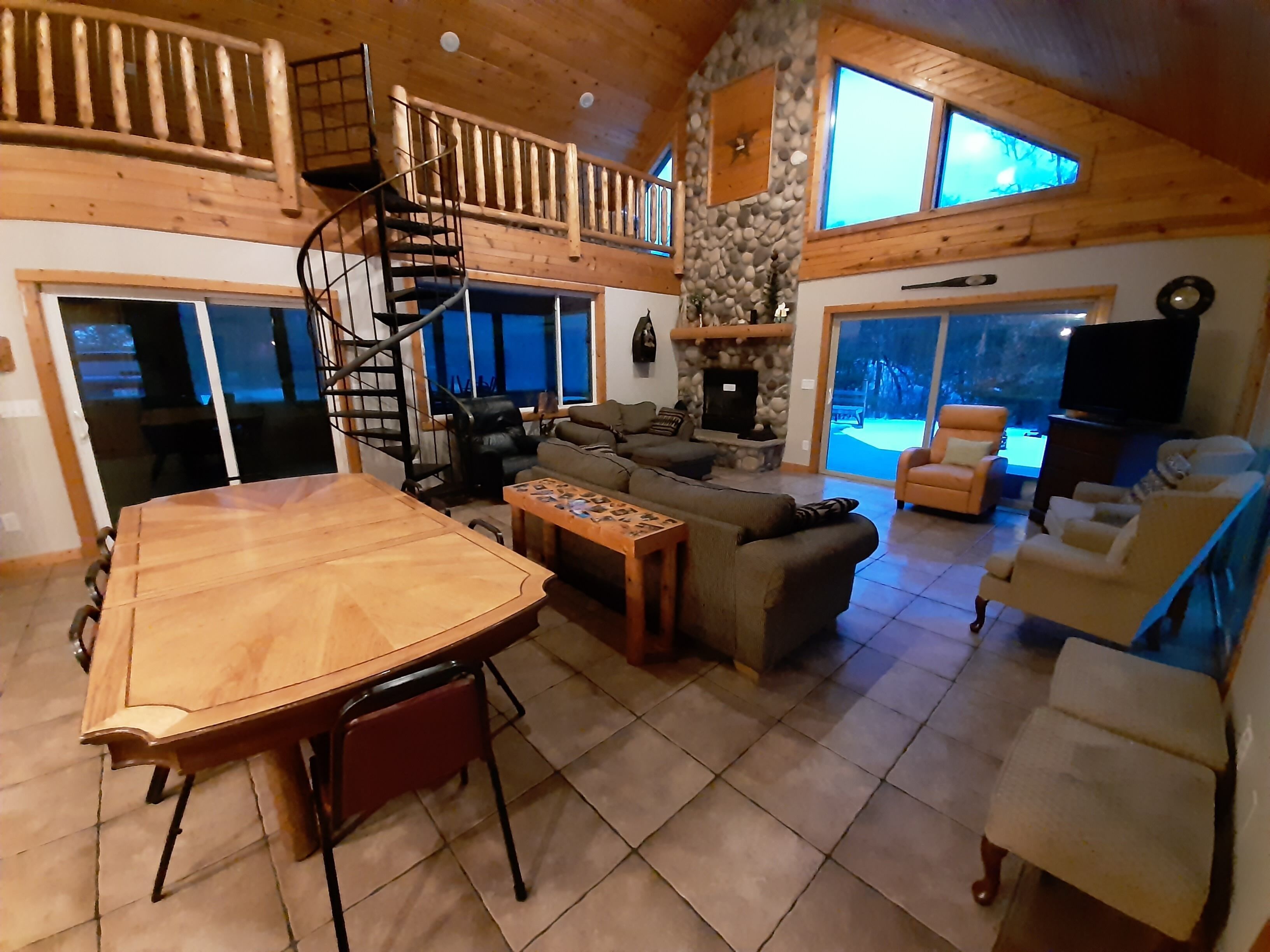 Great Location & WIFI Castle Rock/Dells/Golf, 10 Acres, 5 BR, 2 Bath, Sleeps 20+