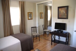 2 soverom, blendingsgardiner, strykejern/-brett og wi-fi (inkludert)