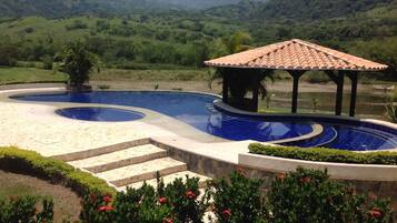 Una piscina al aire libre