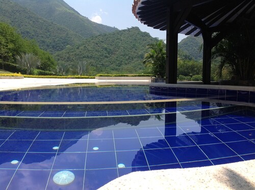 Beautiful Lake House outside of Medellin Colombia (55 Kilometers)