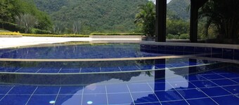 Hermosa casa en el lago a las afueras de Medellín Colombia (55 Kilómetros)