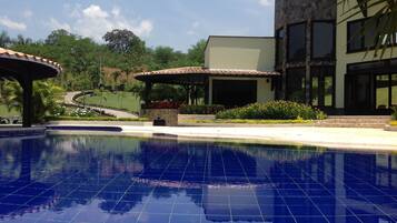 Una piscina al aire libre