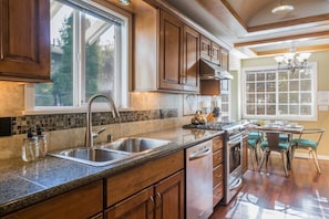 冷蔵庫、電子レンジ、オーブン、コンロ