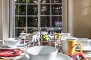 Dining - Bluebird Day - Cascadia Craftsman: A cozy 3BR home in Bend, OR, with hot tub and modern amenities. (Bend)