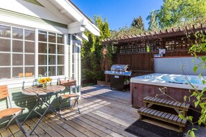 Outdoor dining - Bluebird Day - Cascadia Craftsman (Bend)