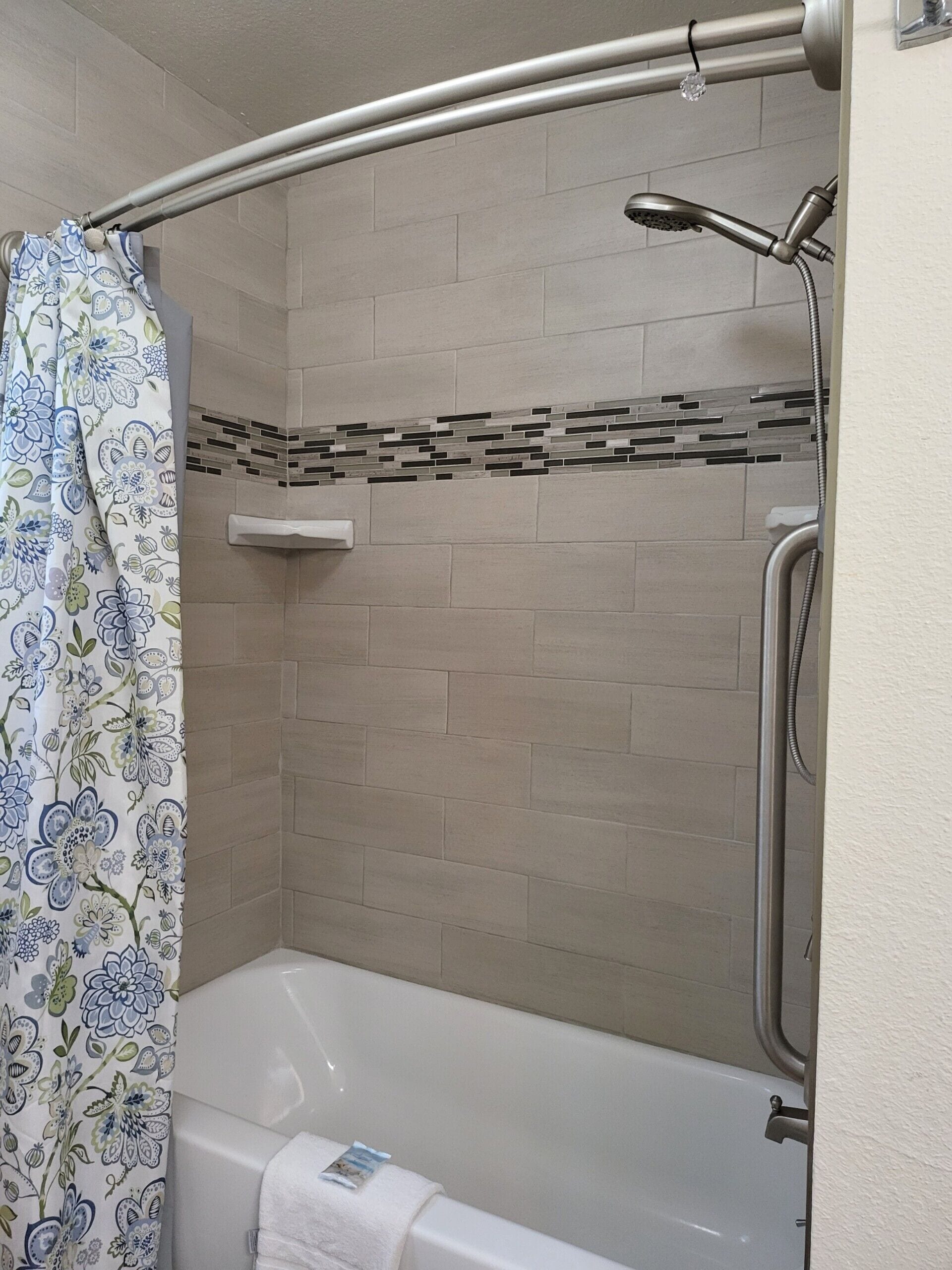 Une salle de bain avec une douche, une baignoire et des toilettes.