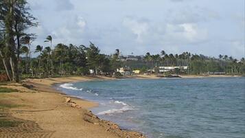 Aan het strand, ligstoelen aan het strand, strandlakens