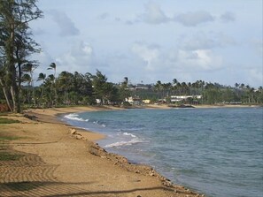 Rannalla, aurinkotuoleja, rantapyyhkeitä