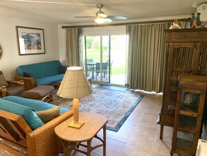 Spacious Living Room-2 futons, flat-screen tv, easy access to beach/pool/garden