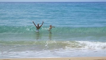 Aan het strand, ligstoelen aan het strand, strandlakens