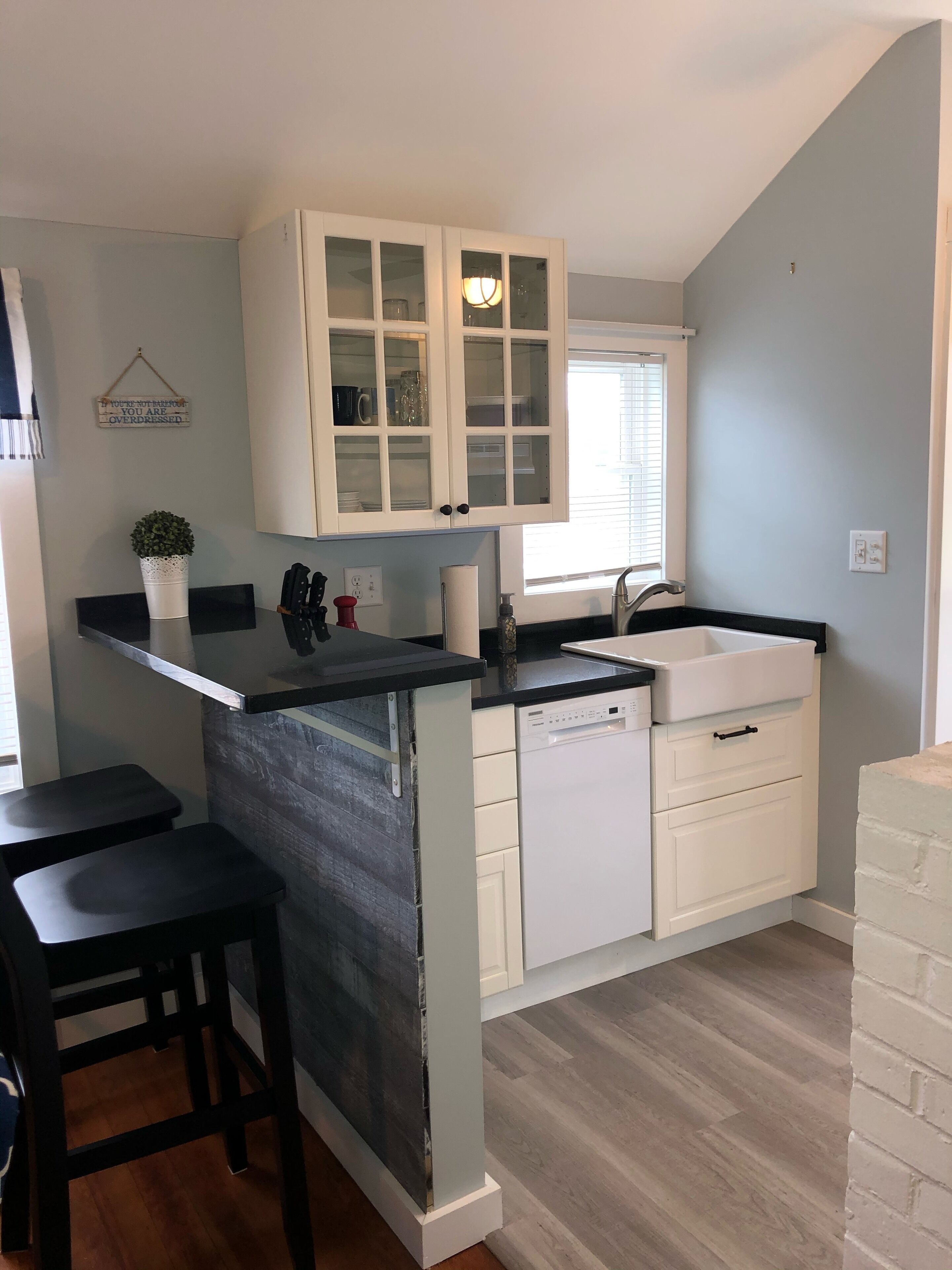 Driftwood Cottage- Cozy Gas Fireplace - Walk to beach