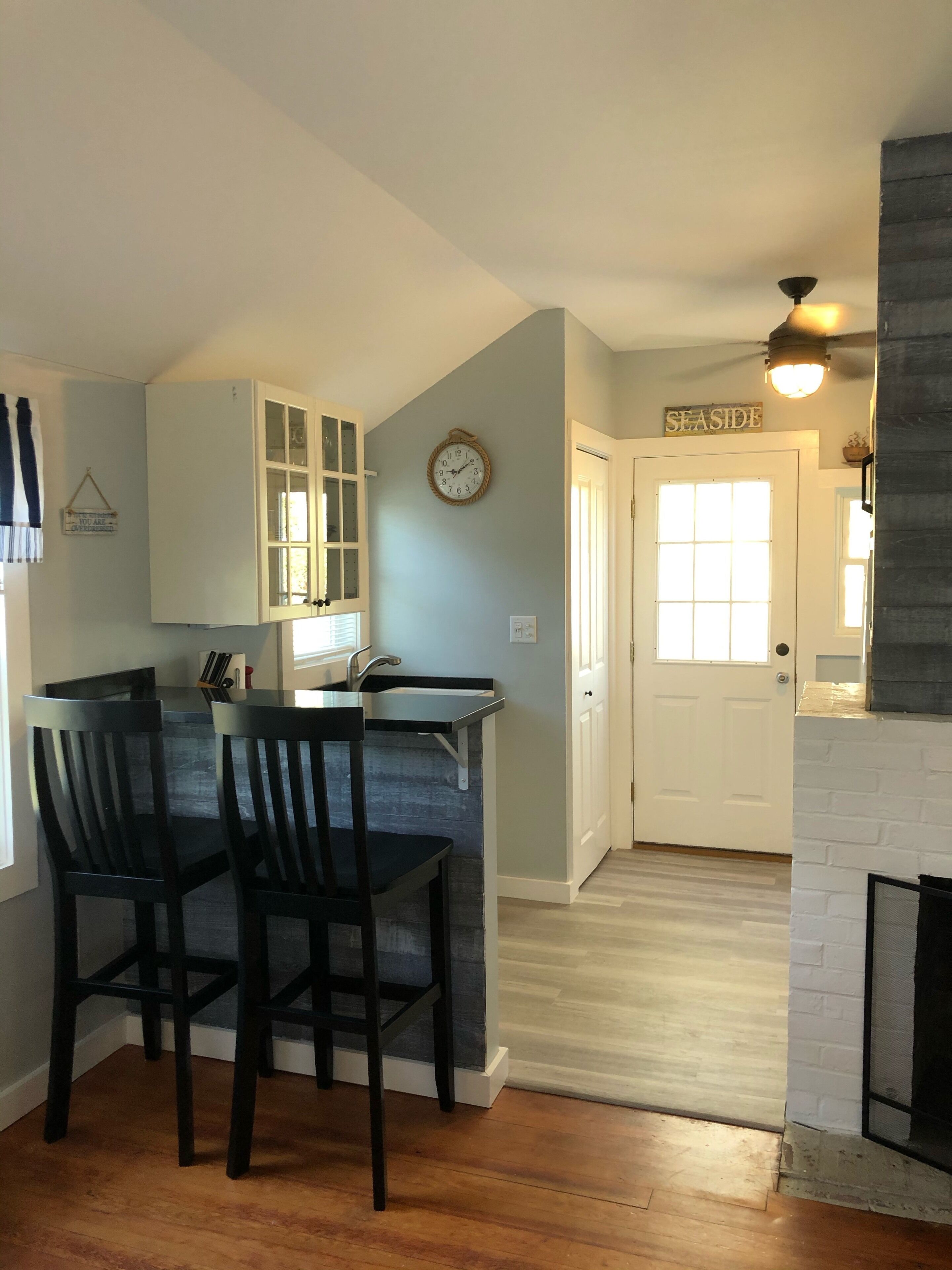 Driftwood Cottage- Cozy Gas Fireplace - Walk to beach