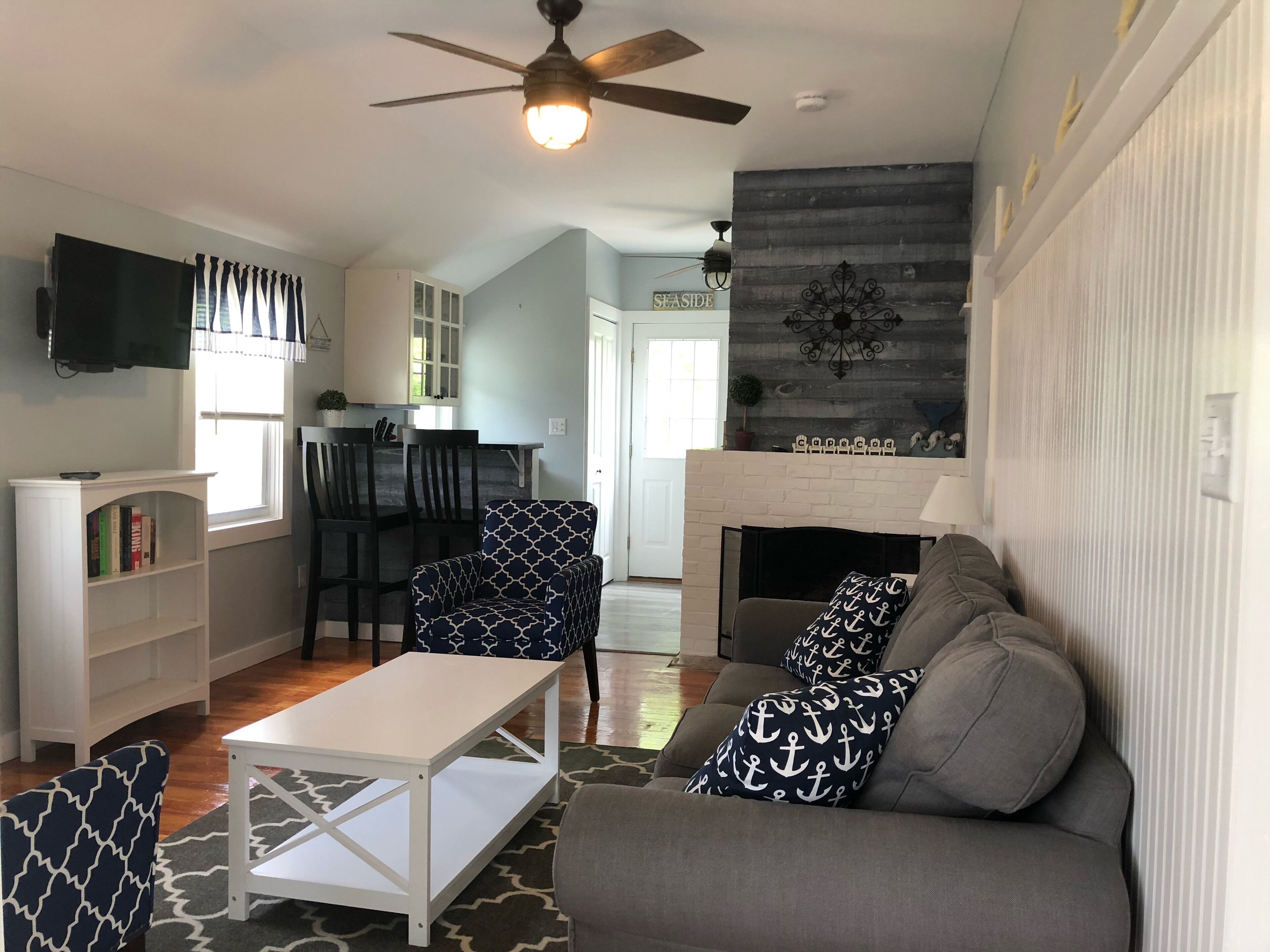 Driftwood Cottage- Cozy Gas Fireplace - Walk to beach